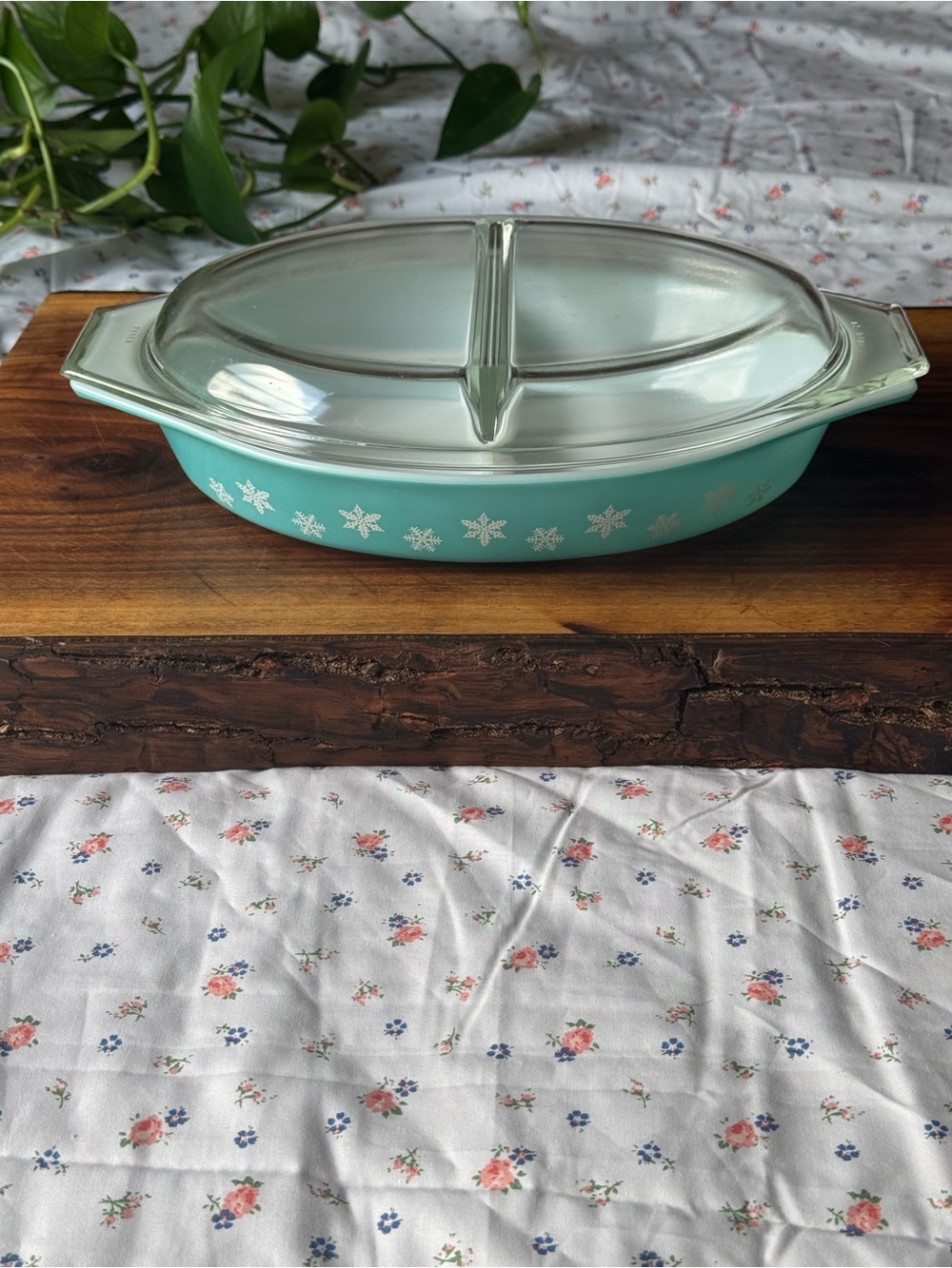 Pyrex Turquoise Snowflake 1 1/2 Quart Divided Casserole with Clear Lid